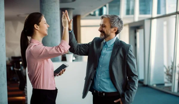 Una mujer choca los cinco con su mentor