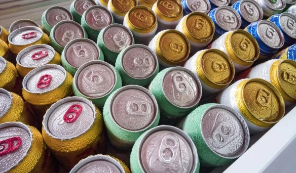 Varias latas de cerveza