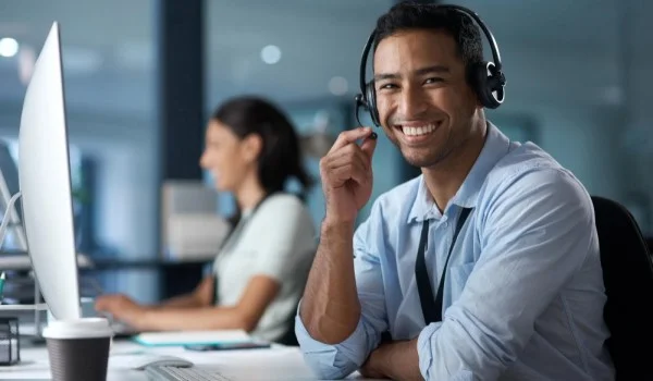 Dos personas en un centro de atención al cliente