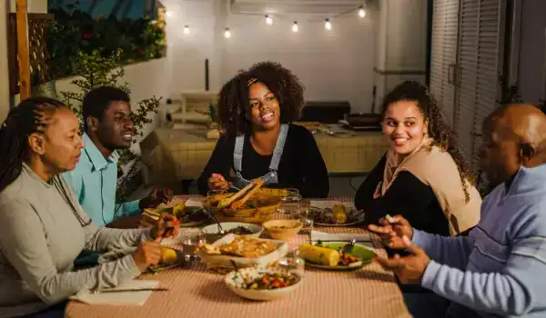 Una familia de Haití compartiendo una cena