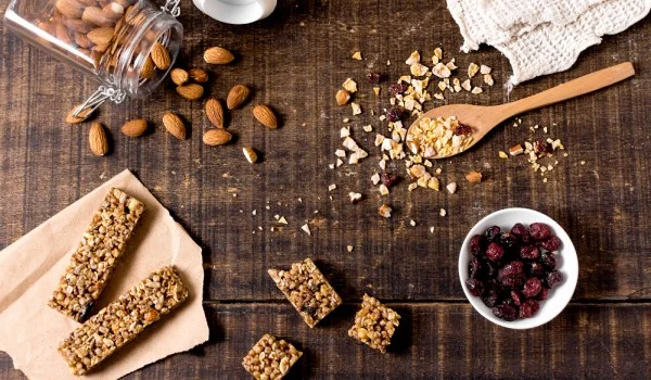 Barras de granola, trozos de barra de granola e ingredientes que se usan en las barras de granola