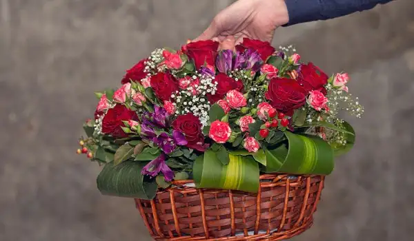 Una canasta llena de flores rojas