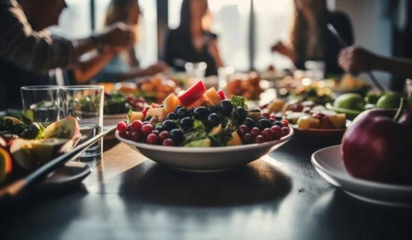 Una gran cena en donde la familia está reunida