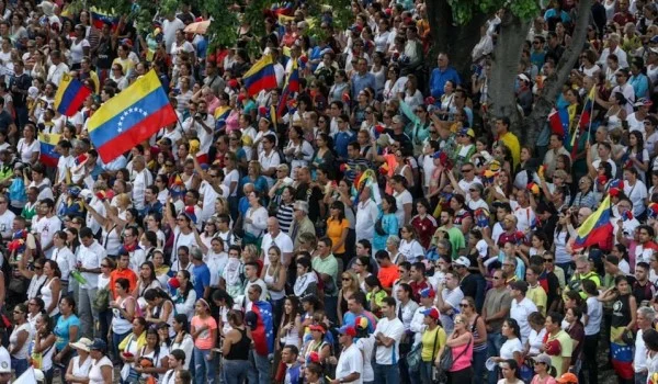 Grupo de venezolanos, algunos tienen banderas