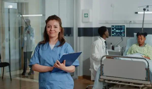 Una enfermera en un hospital