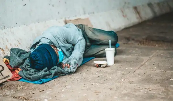 Una persona pobre durmiendo en la calle