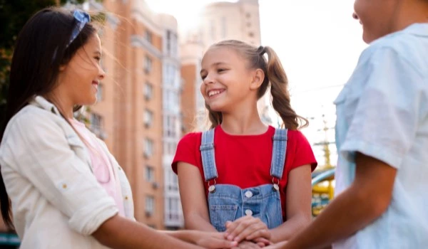 Niños siendo compasivos los unos con los otros