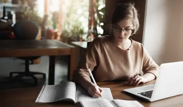 Persona escribiendo una poesía en su trabajo