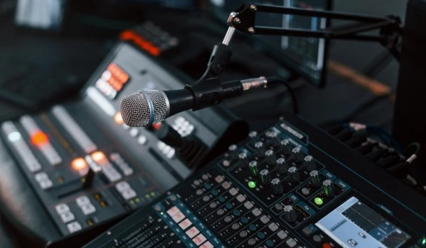 Estudio de radio con instrumentos de radiodifusión