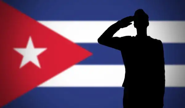 Silueta de soldado con bandera de Cuba en el fondo