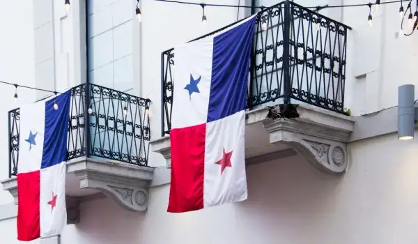 Banderas de Panamá colgadas de los balcones