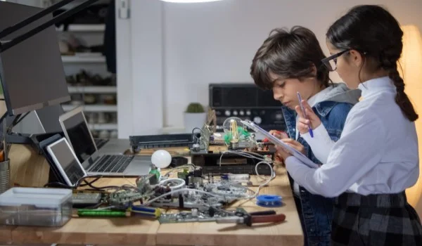 Niños en un laboratorio con varias piezas electrónicas