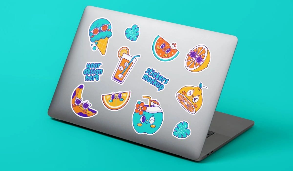 Laptop con varios stickers