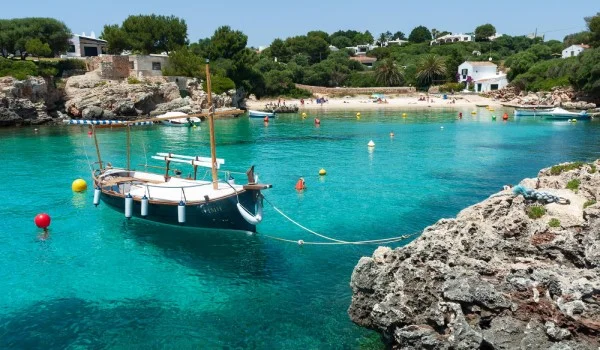 Barco pequeño en playa