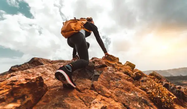 Persona escalando una montaña bien motivada