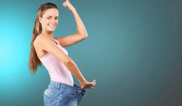 Mujer con un peso saludable, mostrando que los jeans le quedan grandes