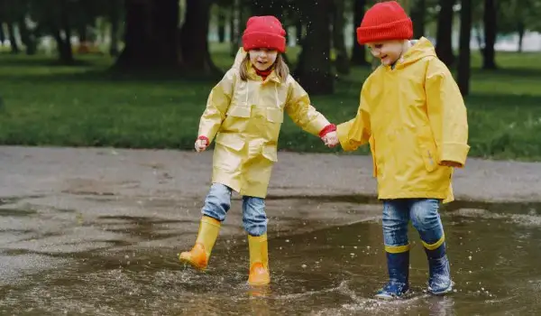 Niños saltando en un charco