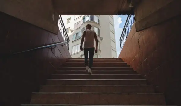 Persona subiendo gradas o escaleras