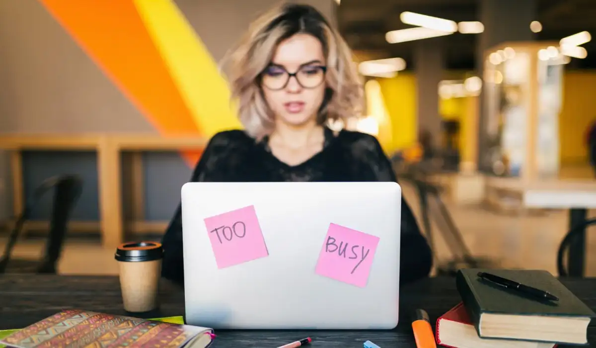 Una mujer trabajando en su laptop