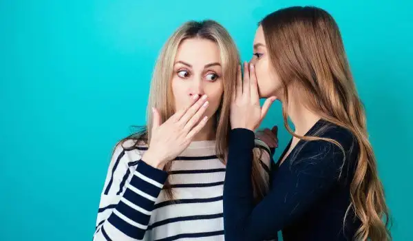 Dos mujeres adolescentes compartiendo un secreto