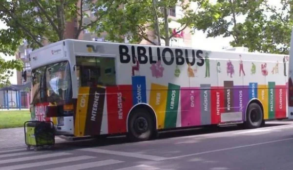 Un bibliobús parado en una calle