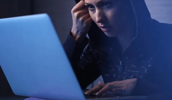 Mujer con una laptop