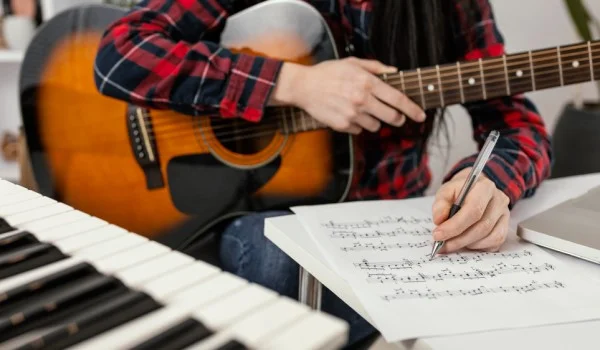 Persona con guitarra