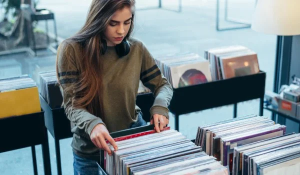 Mujer revisando records