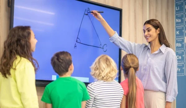 Maestra de primaria con niños