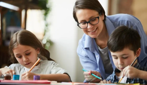 Maestra con dos niños