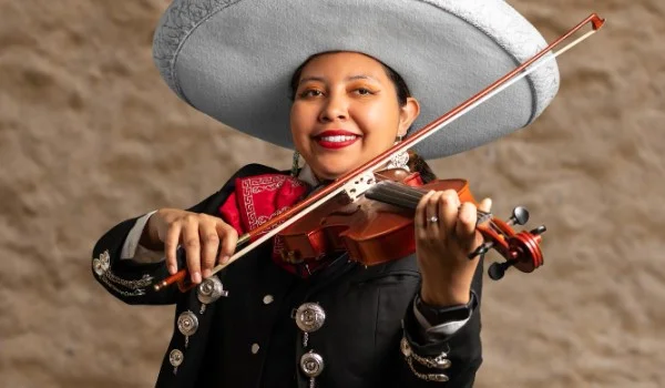 Mujer mariachi con violín