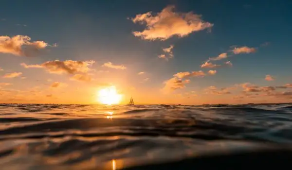 Horizonte de la Tierra con el sol al atardecer