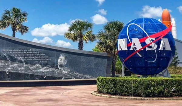 Un cuadrado que tiene un globo terráqueo con el logo de la NASA.