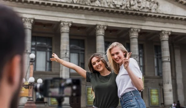 Mujeres tomándose fotos en un museo