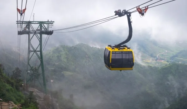 Teleférico sobre las montañas