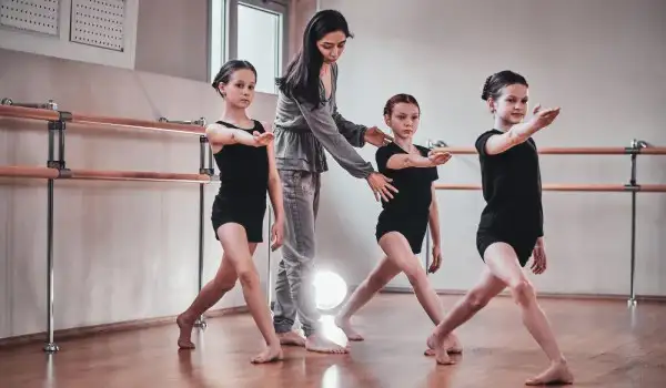 Niños practicando coreografía