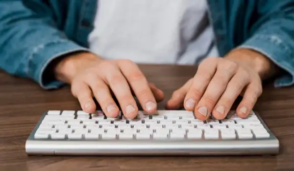 Una persona escribiendo en un teclado