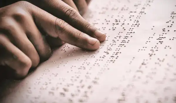 Persona no vidente usando braille