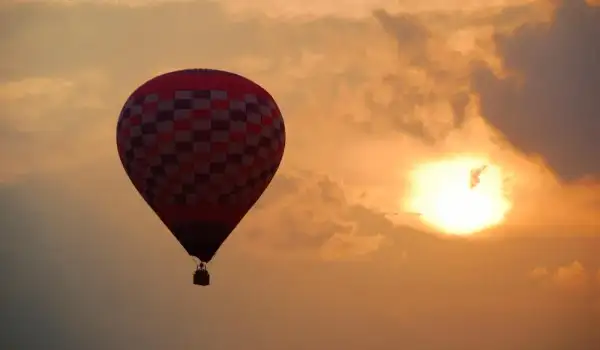 Un globo aerostático en el cielo al atardecer