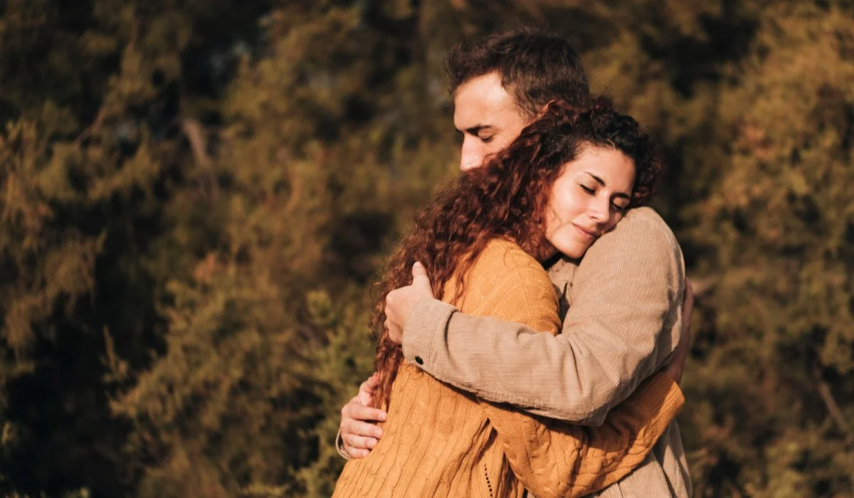 Una mujer y un hombre abrazándose