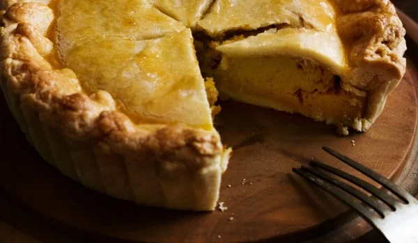 Un pastel con una rebanada cortada y un tenedor.