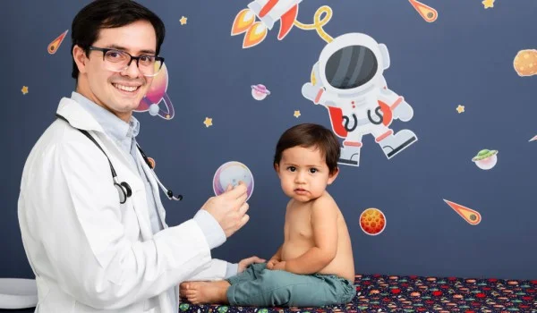 Doctor examinado a niño