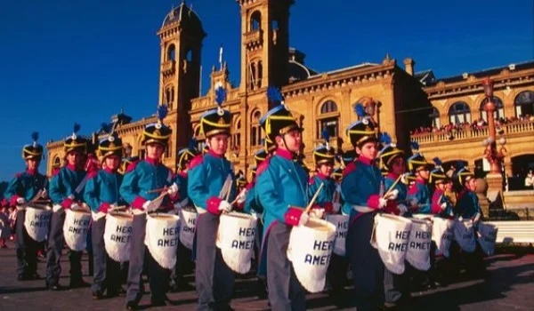 Desfile por San Sebastián frente a una catedral